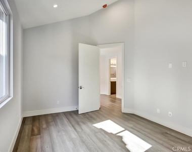 1908 Perry Avenue - Photo Thumbnail 12