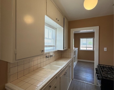 1036 W 15th - Photo Thumbnail 4
