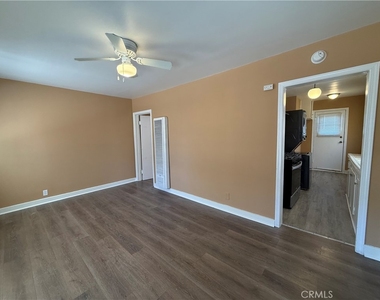 1036 W 15th - Photo Thumbnail 2