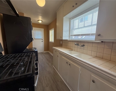 1036 W 15th - Photo Thumbnail 3