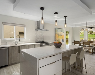 8780 Warwick - Photo Thumbnail 15