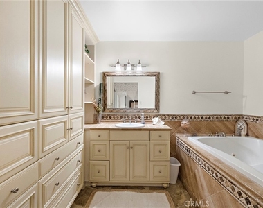 4621 Wayne - Photo Thumbnail 15