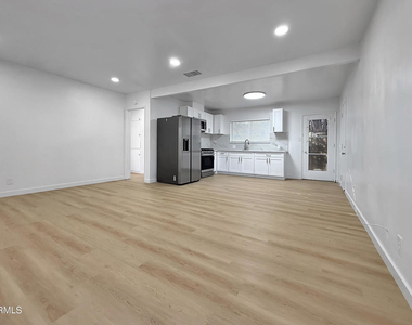 820 E Mendocino Street - Photo Thumbnail 2