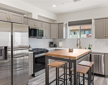 443 N Harvard Boulevard - Photo Thumbnail 2