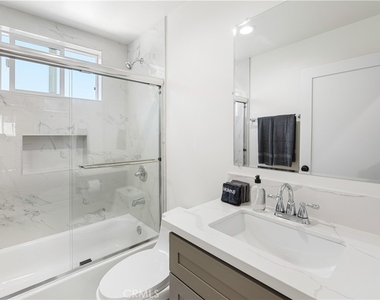 443 N Harvard Boulevard - Photo Thumbnail 19