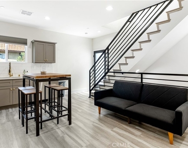 443 N Harvard Boulevard - Photo Thumbnail 9