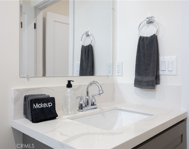 443 N Harvard Boulevard - Photo Thumbnail 23