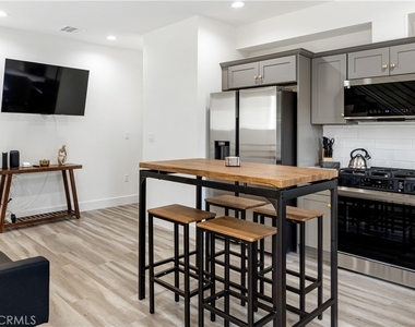 443 N Harvard Boulevard - Photo Thumbnail 6