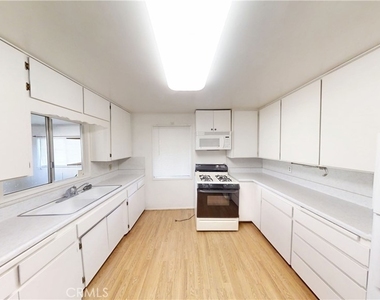 642 W Avenue L - Photo Thumbnail 2