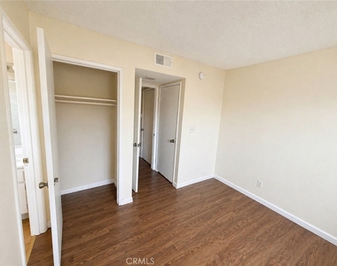 9131 Burnet Avenue - Photo Thumbnail 12