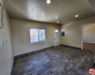 1426 1/2 E 48th Street - Photo Thumbnail 3