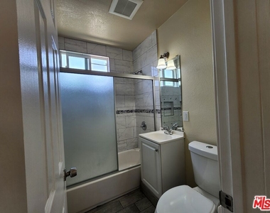 1426 1/2 E 48th Street - Photo Thumbnail 9