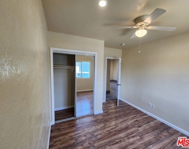 1426 1/2 E 48th Street - Photo Thumbnail 8