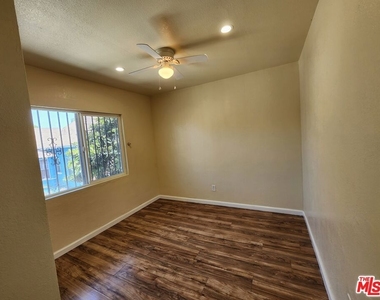 1426 1/2 E 48th Street - Photo Thumbnail 5