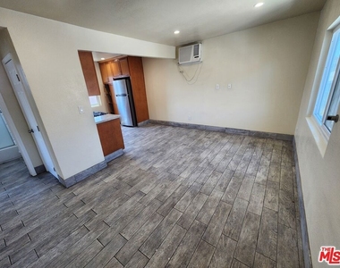 1426 1/2 E 48th Street - Photo Thumbnail 11