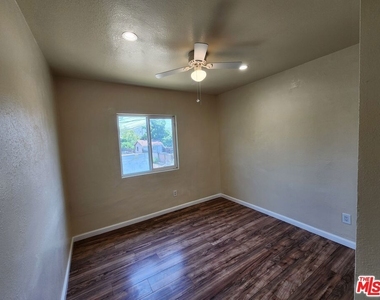 1426 1/2 E 48th Street - Photo Thumbnail 7
