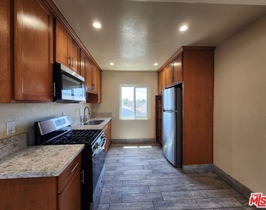 1426 1/2 E 48th Street - Photo Thumbnail 4