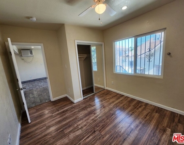 1426 1/2 E 48th Street - Photo Thumbnail 6