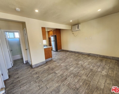 1426 1/2 E 48th Street - Photo Thumbnail 2