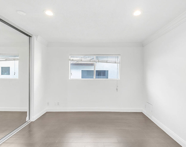 18619 Collins Street - Photo Thumbnail 11
