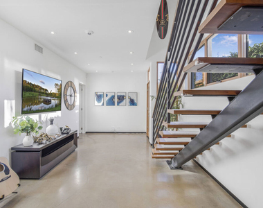 661 Broadway Street - Photo Thumbnail 3