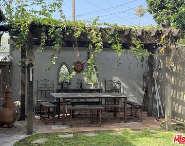 923 Alma Street - Photo Thumbnail 2