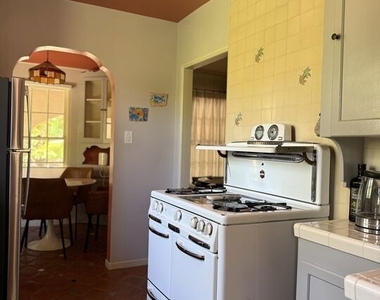 923 Alma Street - Photo Thumbnail 8
