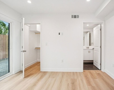 312 N Coronado Street - Photo Thumbnail 18