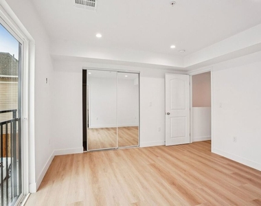 312 N Coronado Street - Photo Thumbnail 4