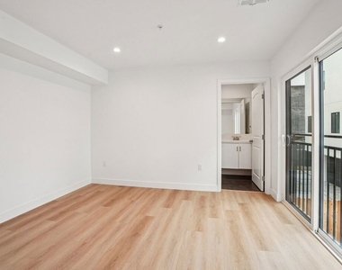 312 N Coronado Street - Photo Thumbnail 3