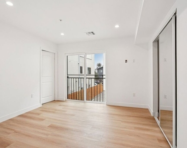 312 N Coronado Street - Photo Thumbnail 5