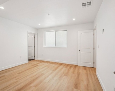 312 N Coronado Street - Photo Thumbnail 10