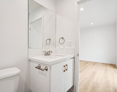 312 N Coronado Street - Photo Thumbnail 11