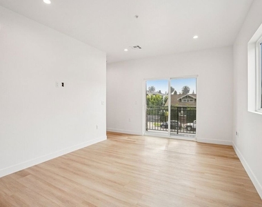 312 N Coronado Street - Photo Thumbnail 7