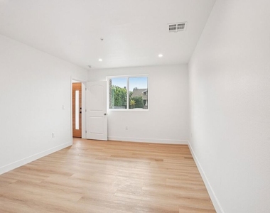 312 N Coronado Street - Photo Thumbnail 6