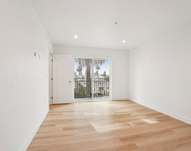 312 N Coronado Street - Photo Thumbnail 2