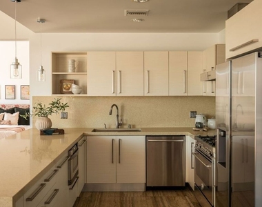 855 N Croft Avenue - Photo Thumbnail 16