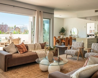 855 N Croft Avenue - Photo Thumbnail 3