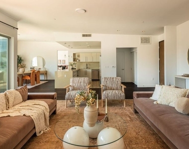 855 N Croft Avenue - Photo Thumbnail 10