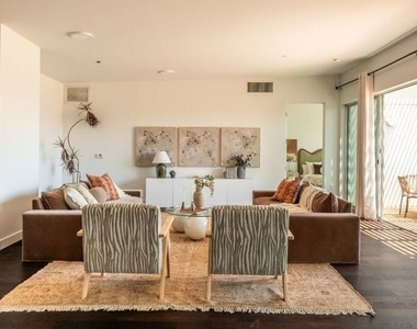 855 N Croft Avenue - Photo Thumbnail 4