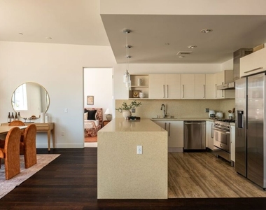 855 N Croft Avenue - Photo Thumbnail 11