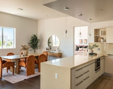855 N Croft Avenue - Photo Thumbnail 12