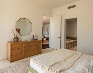 855 N Croft Avenue - Photo Thumbnail 25