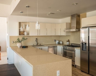 855 N Croft Avenue - Photo Thumbnail 17