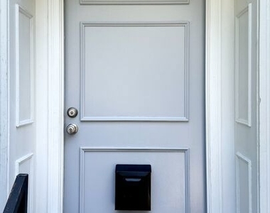 408 1/2 S Spalding Drive - Photo Thumbnail 2