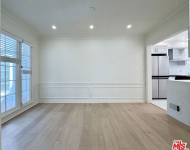 408 1/2 S Spalding Drive - Photo Thumbnail 9