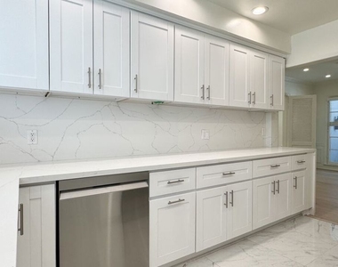 408 1/2 S Spalding Drive - Photo Thumbnail 14
