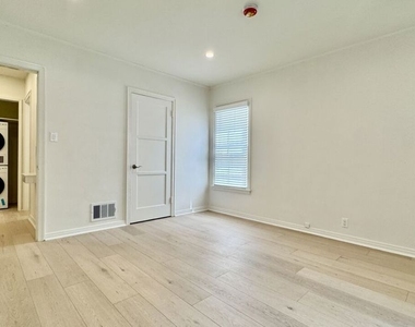 408 1/2 S Spalding Drive - Photo Thumbnail 39