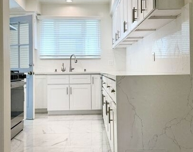 408 1/2 S Spalding Drive - Photo Thumbnail 12