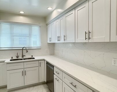 408 1/2 S Spalding Drive - Photo Thumbnail 22